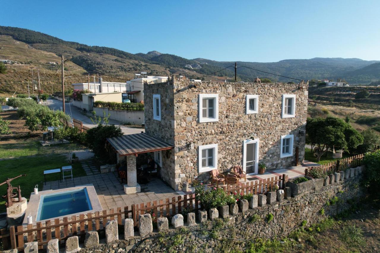 Traditional With Swimming Pool, Lawn Yard And Bbq Vila Kos