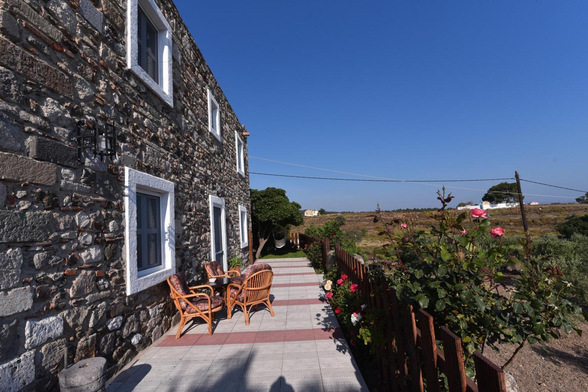 Traditional With Swimming Pool, Lawn Yard And Bbq Vila