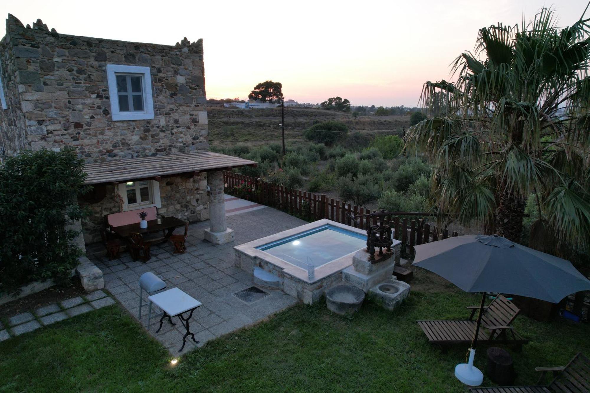 Traditional With Swimming Pool, Lawn Yard And Bbq * Kos