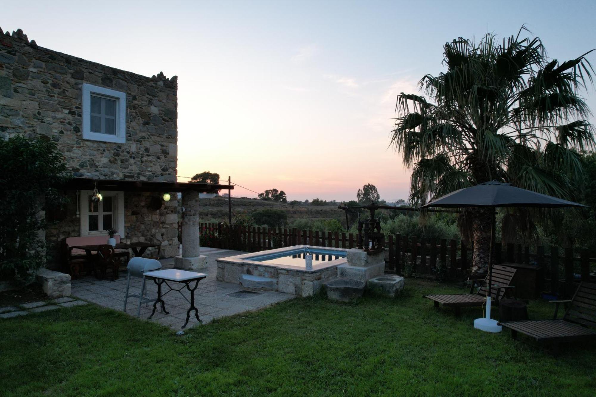 Traditional With Swimming Pool, Lawn Yard And Bbq וילה