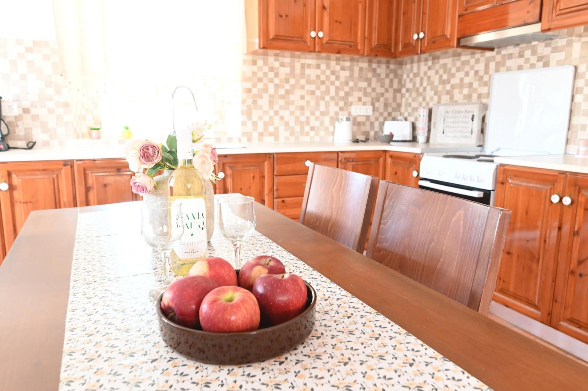 Traditional With Swimming Pool, Lawn Yard And Bbq וילה *