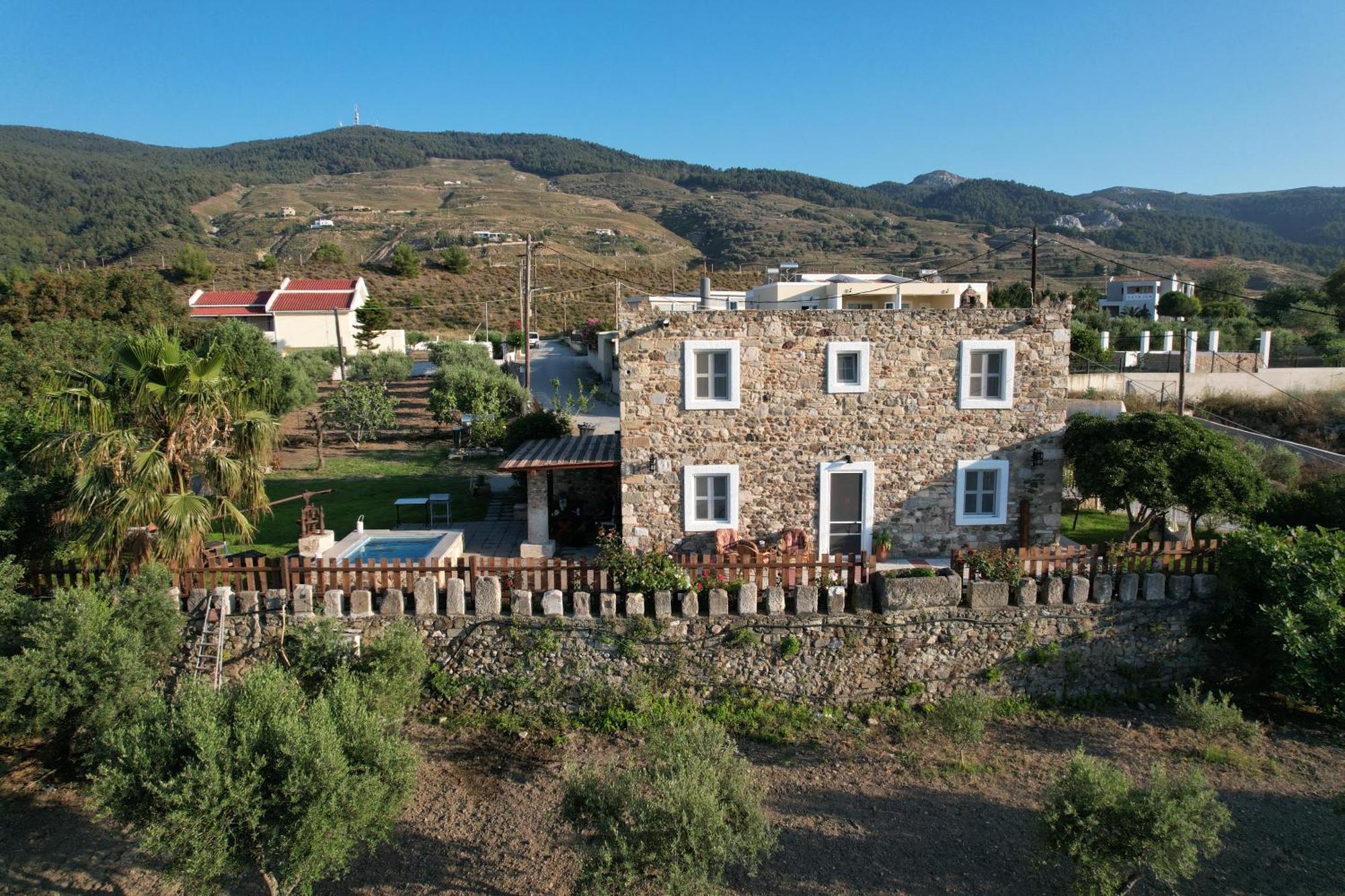 Vila Traditional With Swimming Pool, Lawn Yard And Bbq Kos