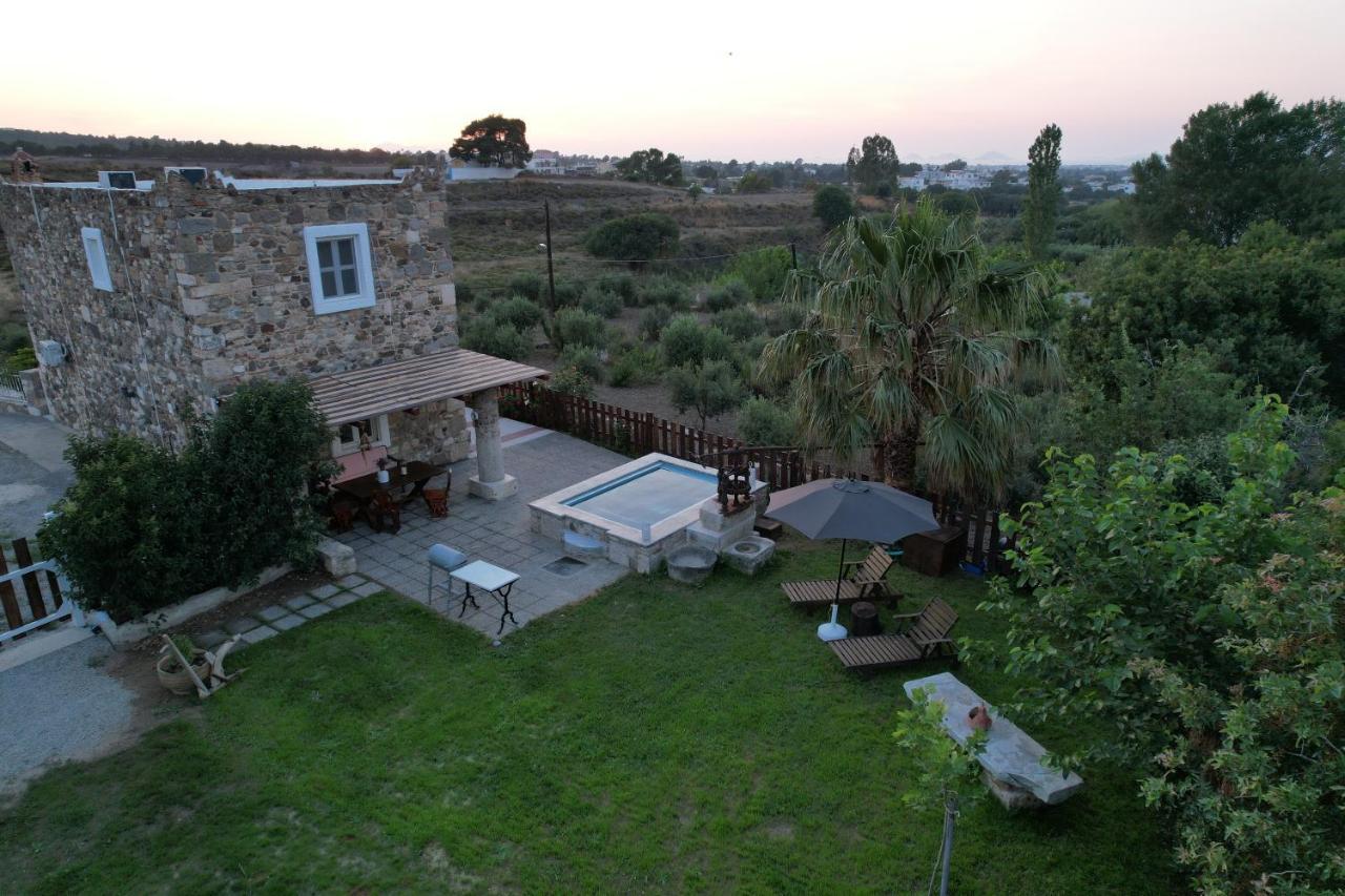 Villa Traditional With Swimming Pool, Lawn Yard And Bbq
