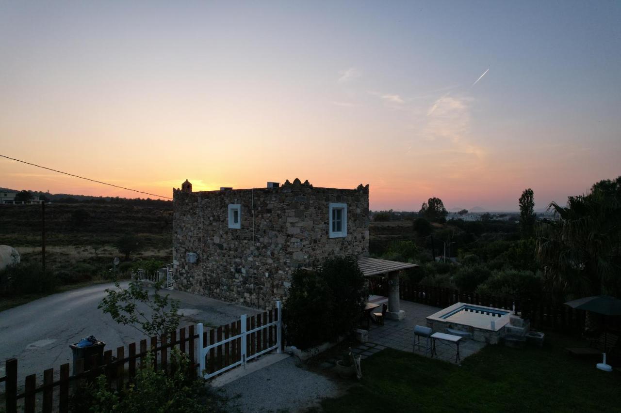 Traditional With Swimming Pool, Lawn Yard And Bbq Villa
