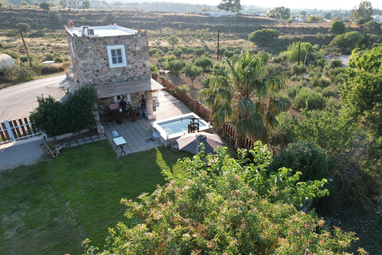 Traditional With Swimming Pool, Lawn Yard And Bbq *
