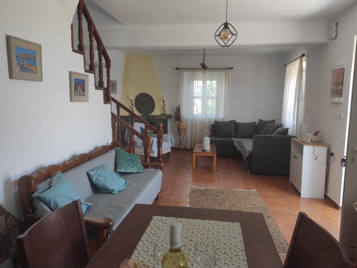Villa Traditional With Swimming Pool, Lawn Yard And Bbq