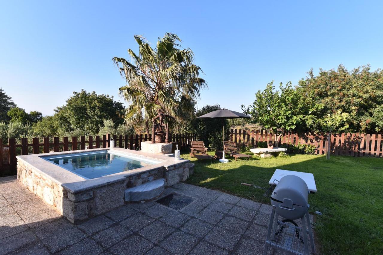 Traditional With Swimming Pool, Lawn Yard And Bbq *