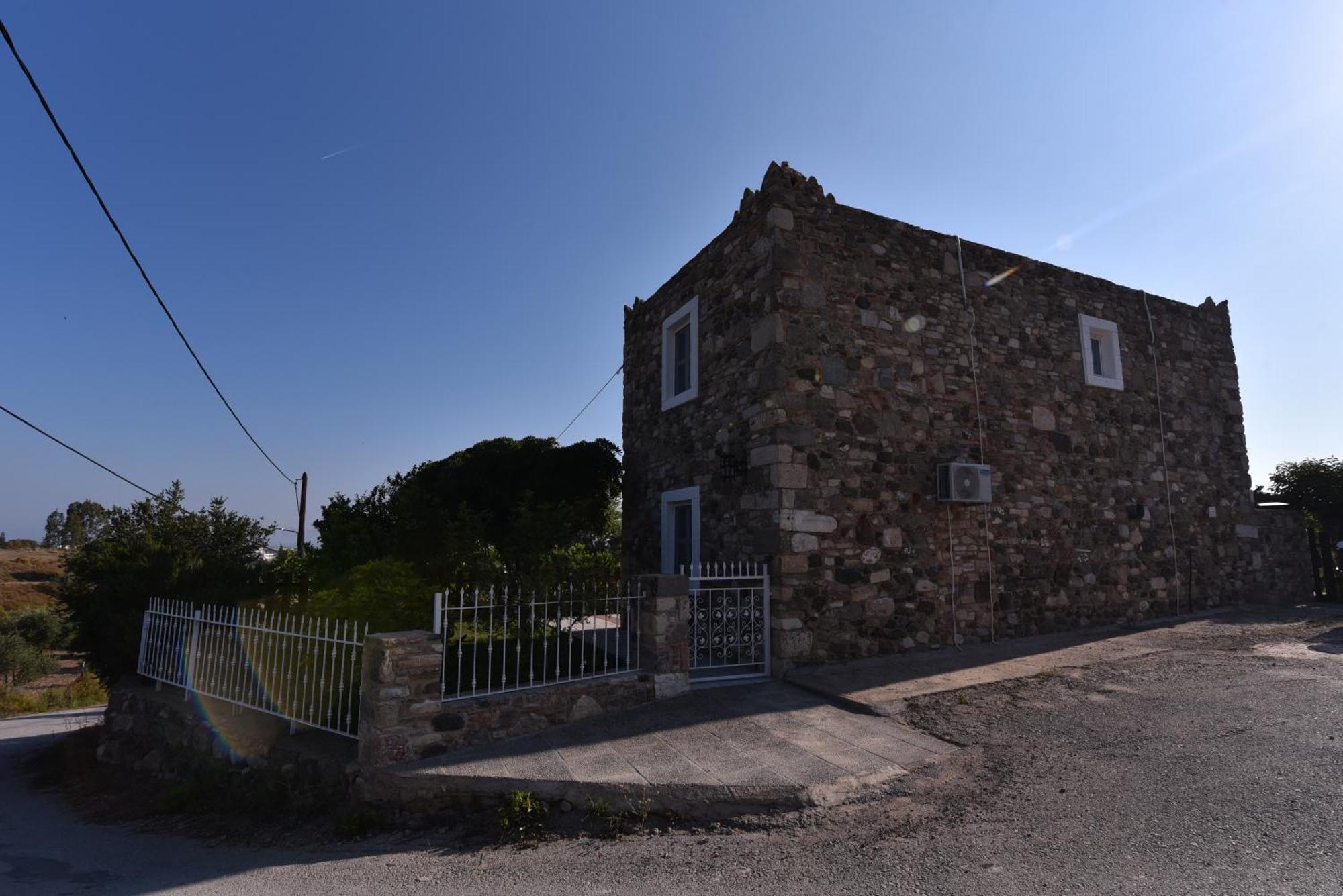 Villa Traditional With Swimming Pool, Lawn Yard And Bbq Kos Town