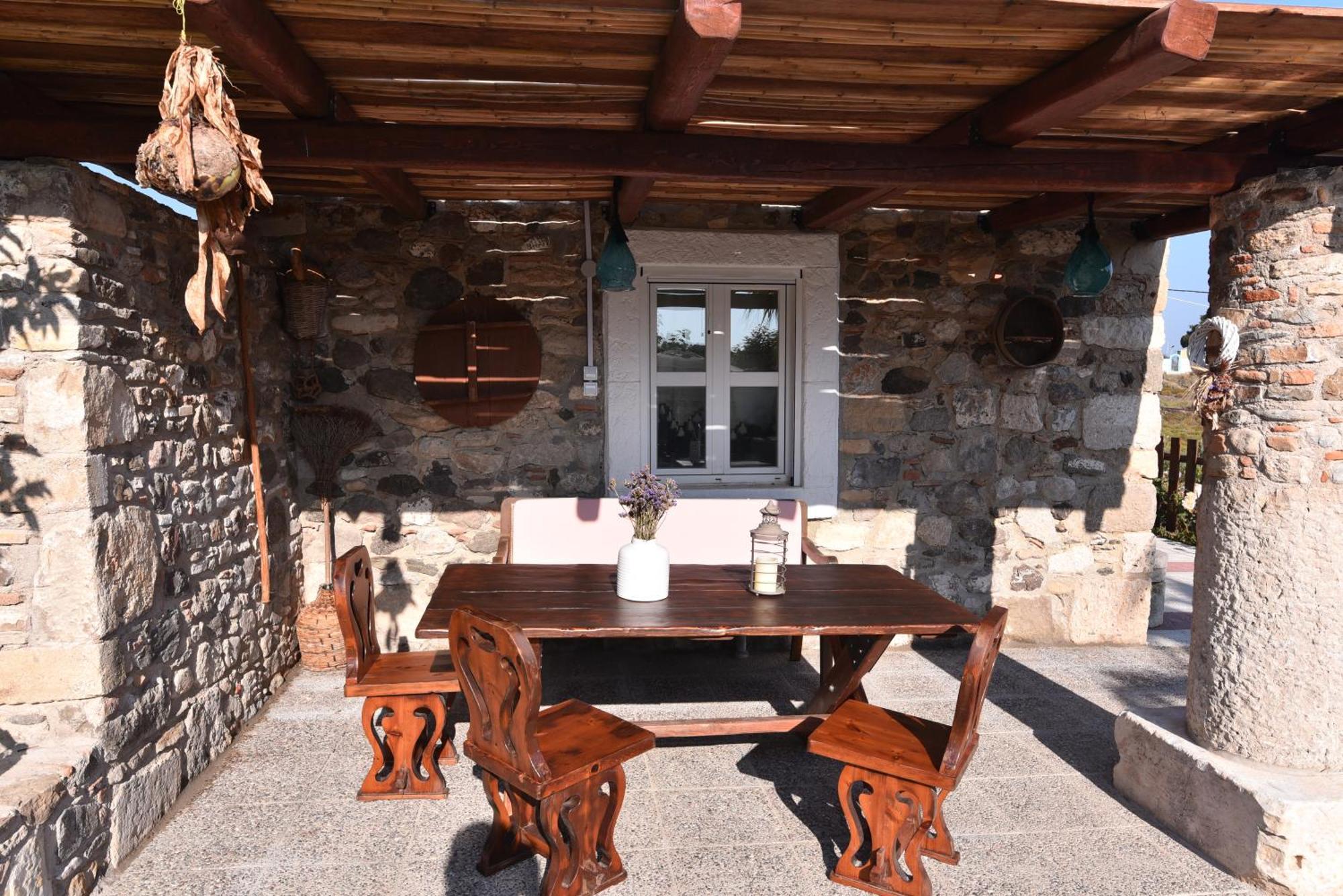 Villa Traditional With Swimming Pool, Lawn Yard And Bbq