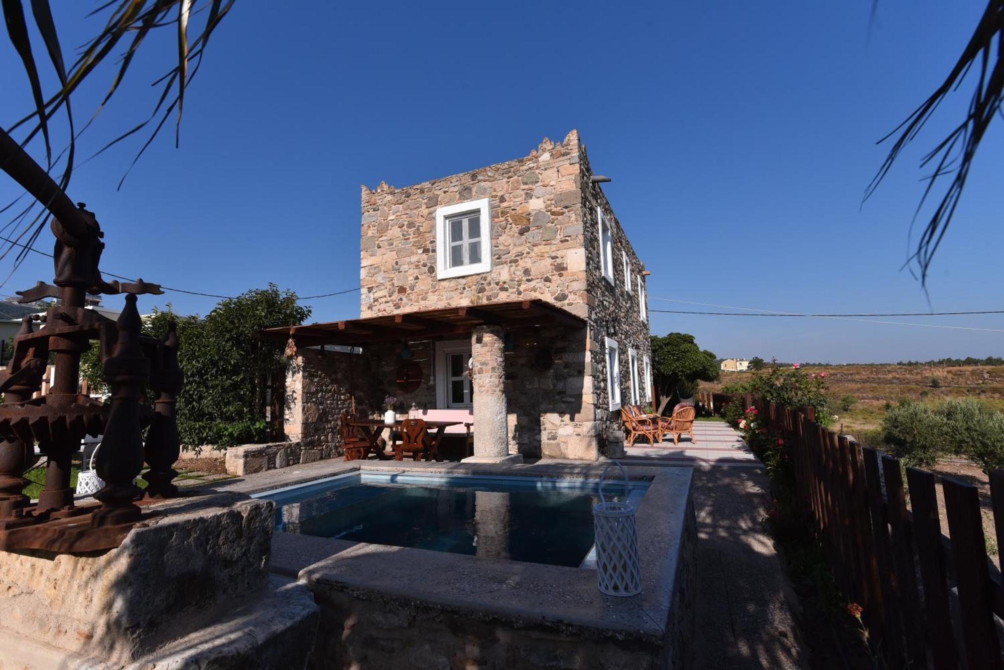 Villa Traditional With Swimming Pool, Lawn Yard And Bbq