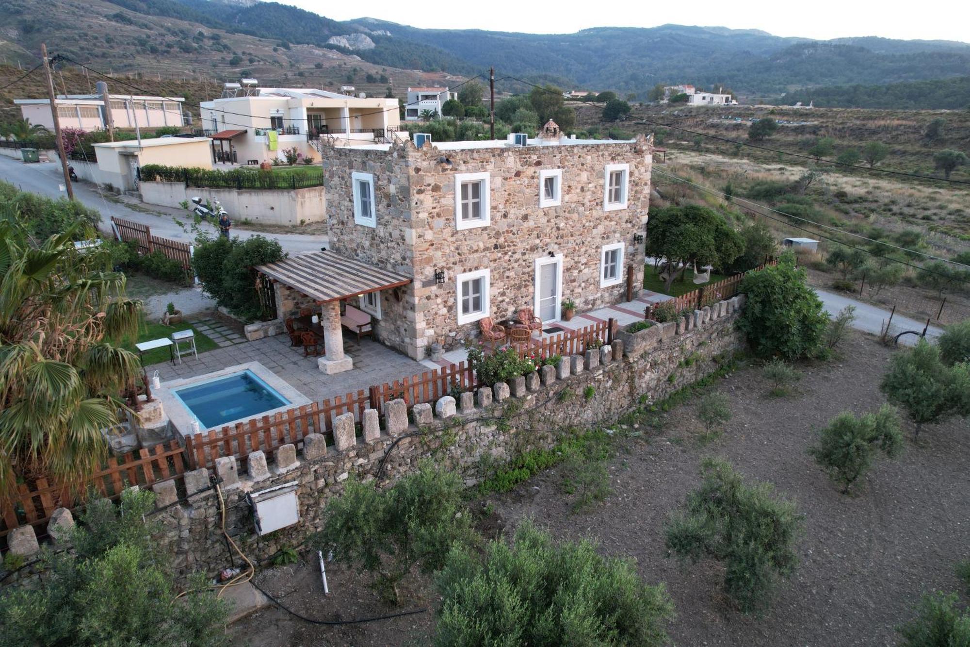 Traditional With Swimming Pool, Lawn Yard And Bbq *