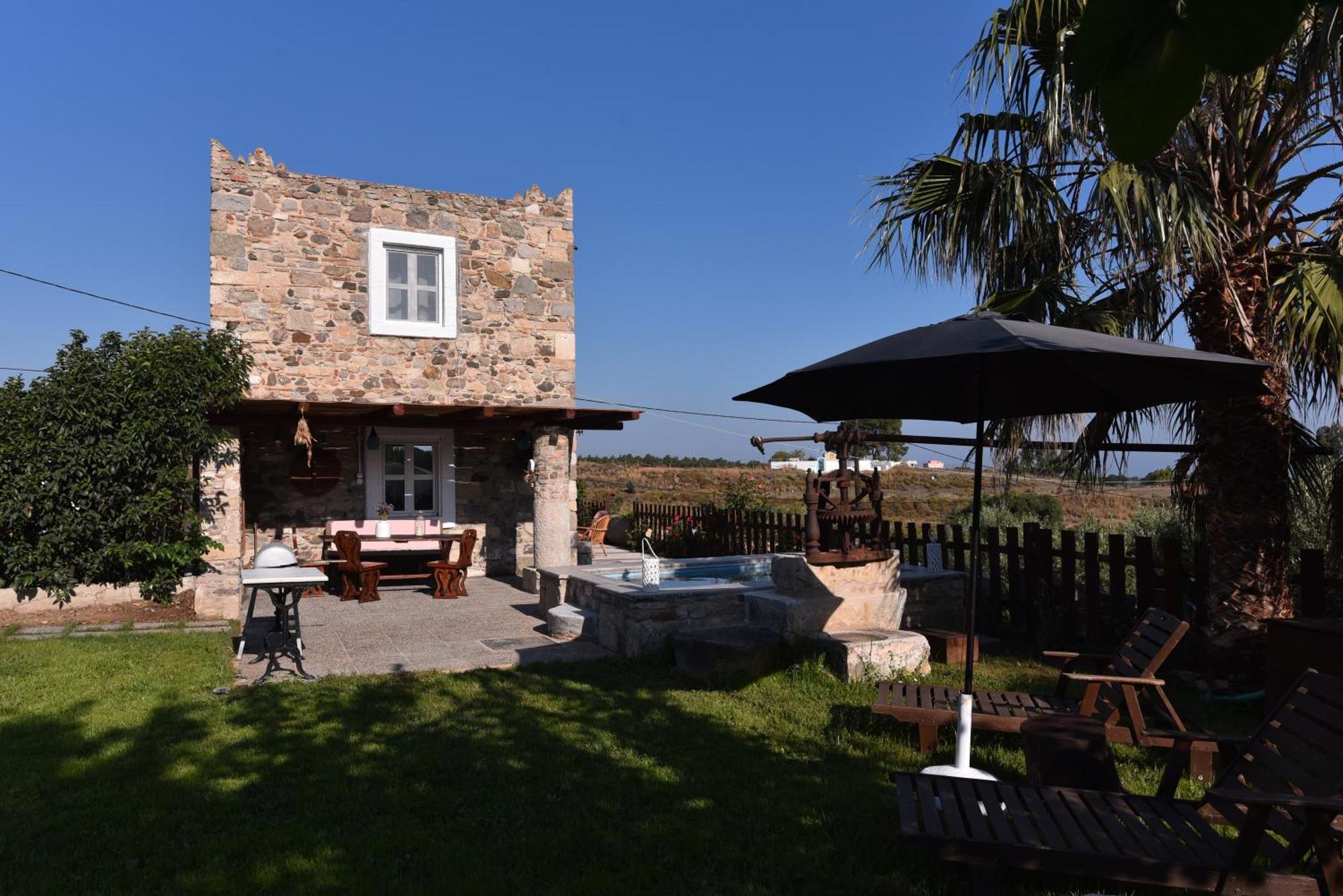 Traditional With Swimming Pool, Lawn Yard And Bbq