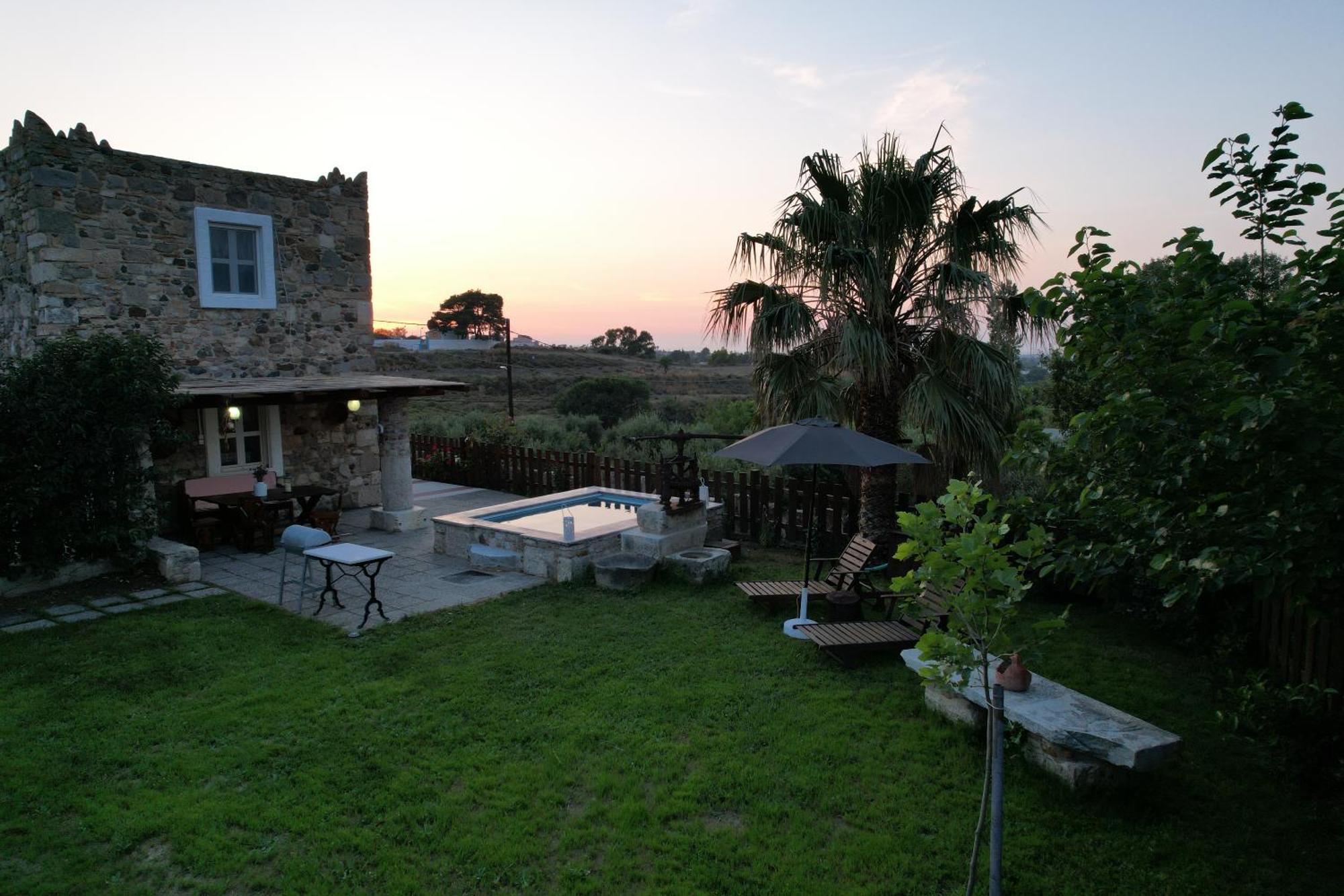 Traditional With Swimming Pool, Lawn Yard And Bbq