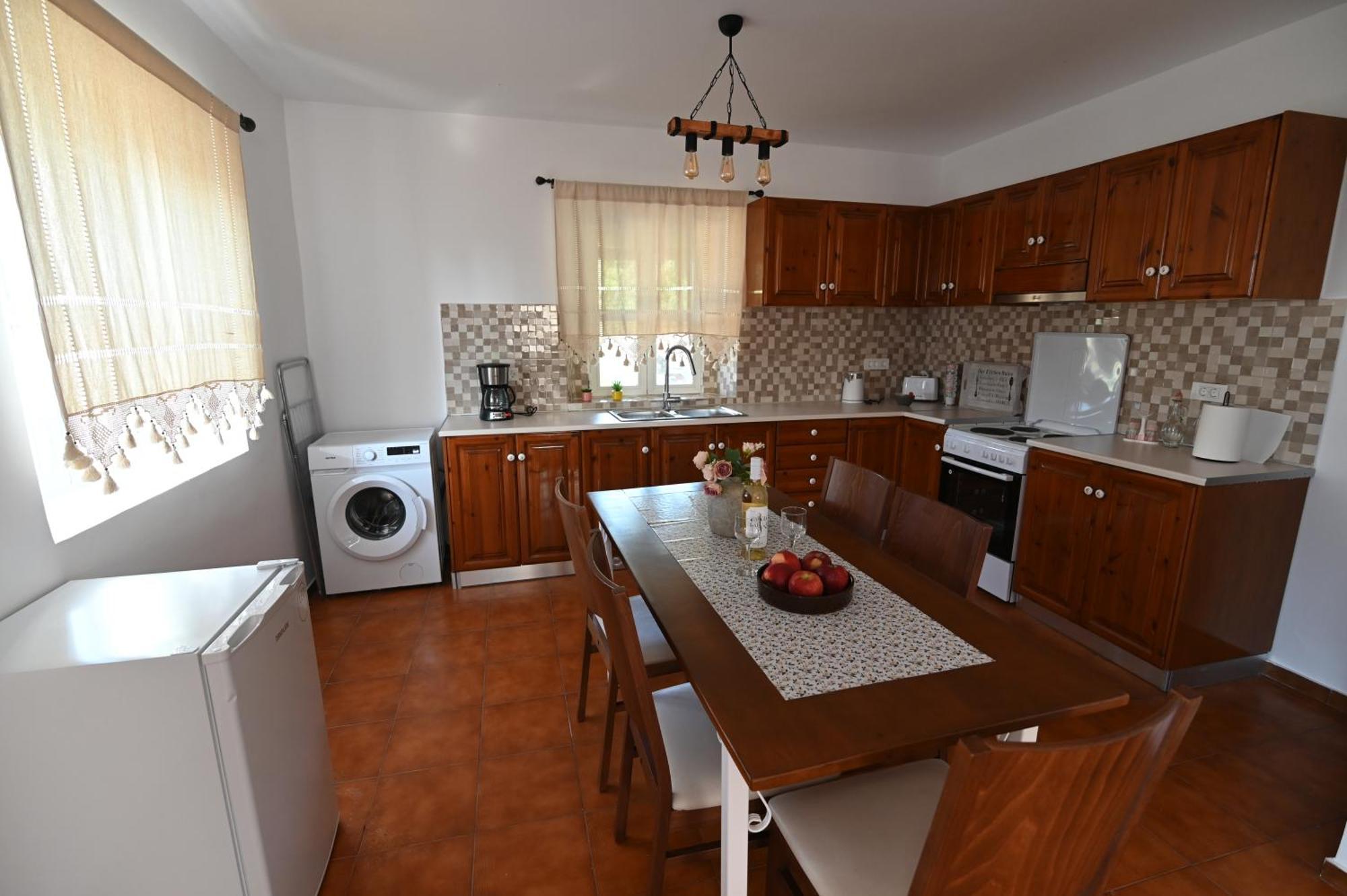 Traditional With Swimming Pool, Lawn Yard And Bbq *