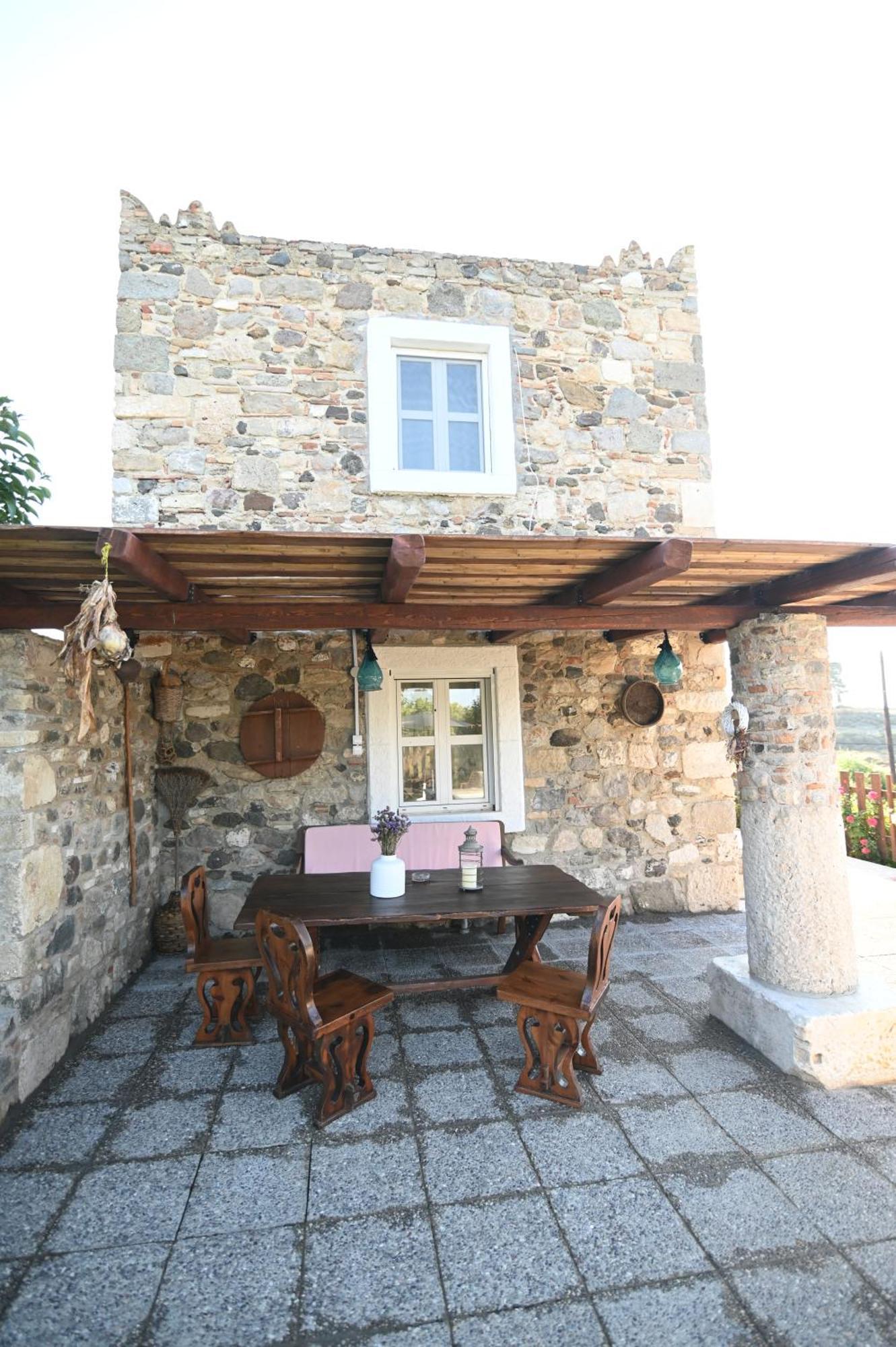 Villa Traditional With Swimming Pool, Lawn Yard And Bbq