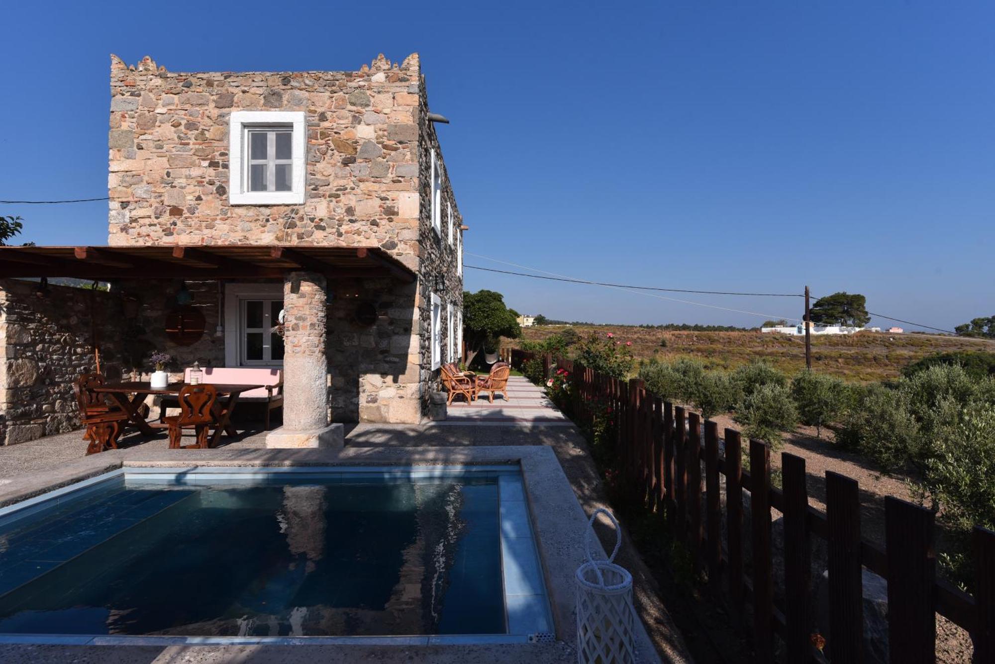Traditional With Swimming Pool, Lawn Yard And Bbq Villa Kos Town