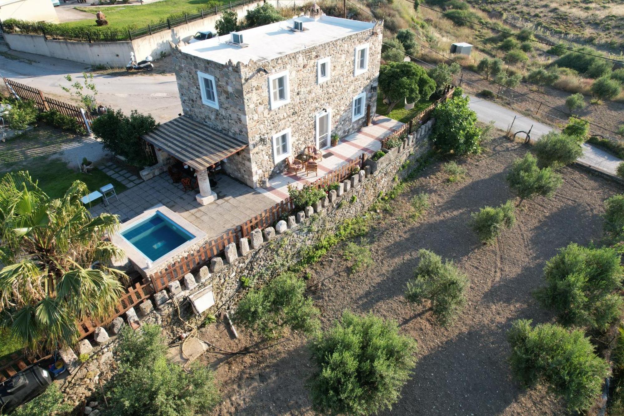 Traditional With Swimming Pool, Lawn Yard And Bbq Kos Town